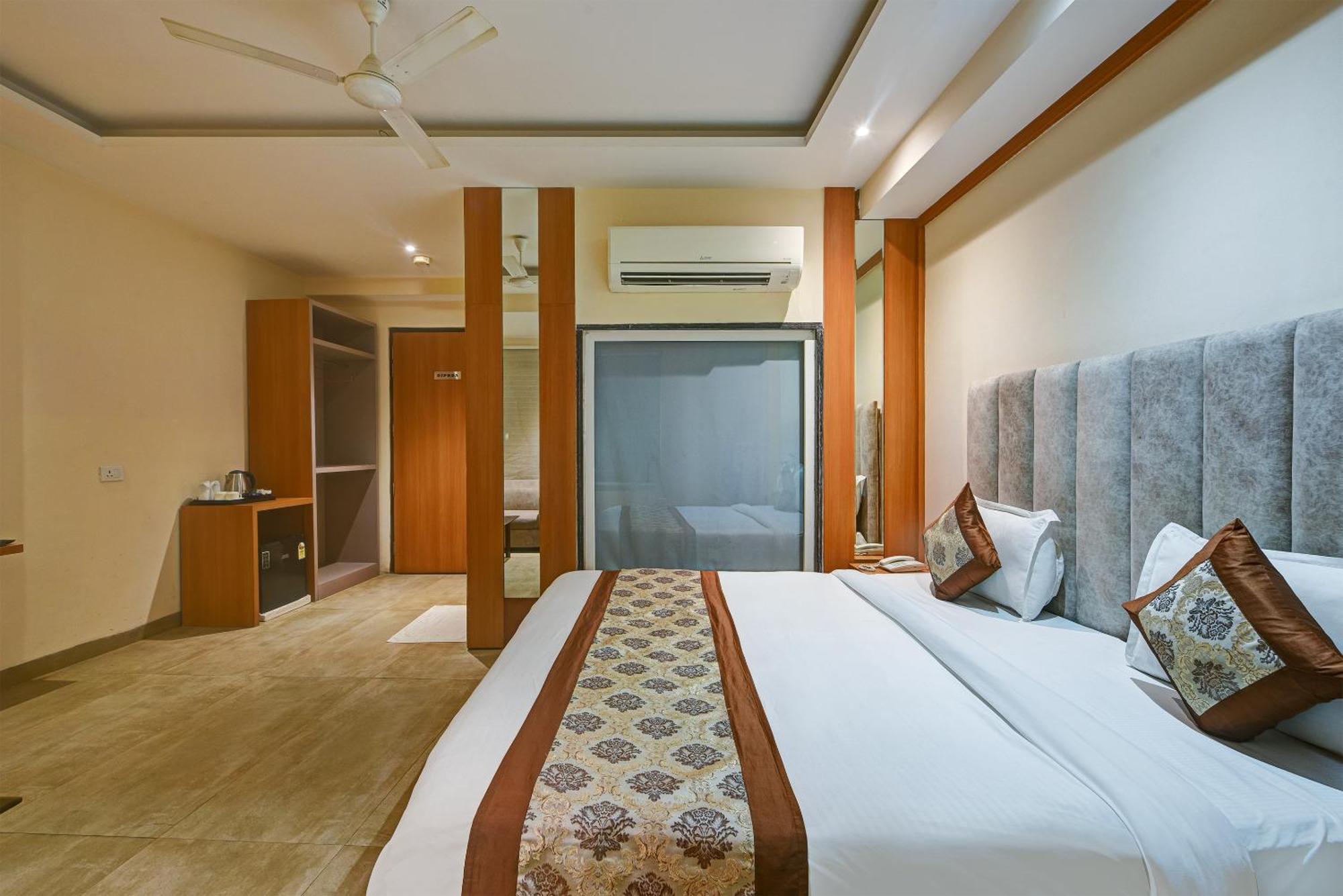 Hotel Kelvish -igi Airport 4*